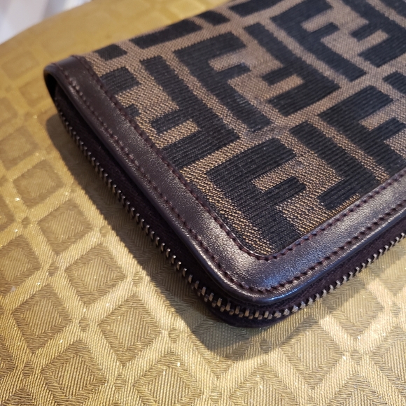FENDI ZIP AROUND LONG WALLET - Picture 4 of 12